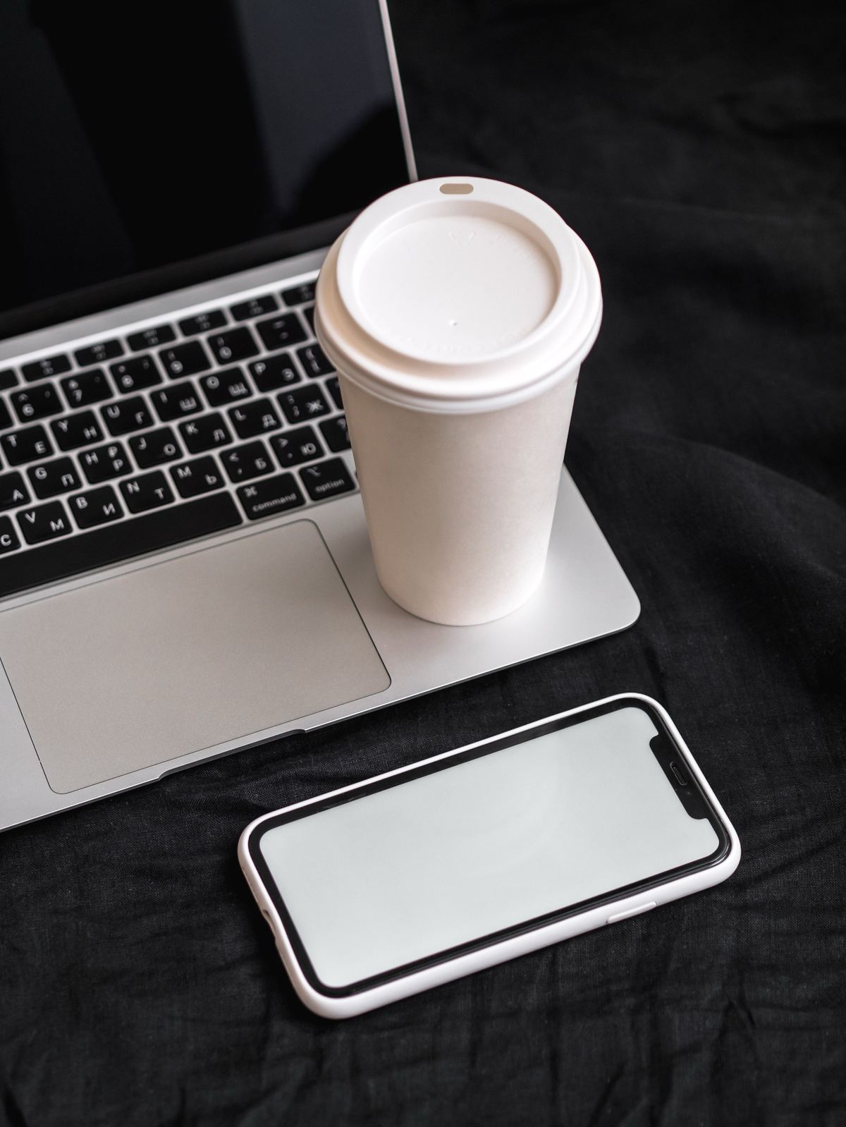 Laptop und Handy mit der Kursplattform
